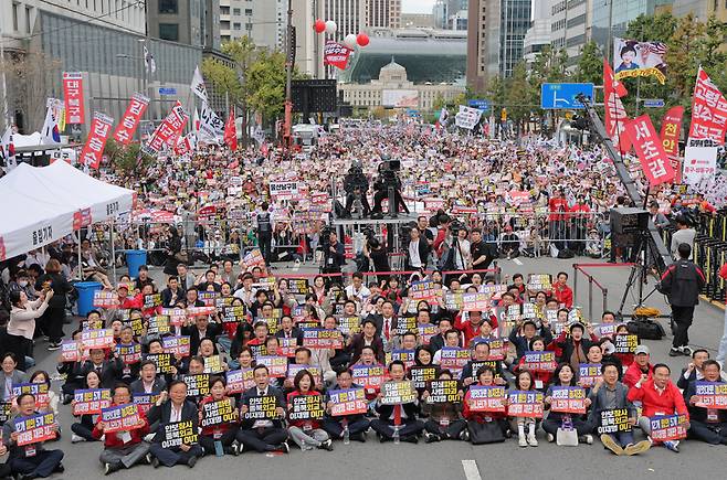 ▲ 국민의힘 장동혁 대표를 비롯한 당원들이 3일 서울 숭례문 앞 세종대로에서 열린 국민의힘 ‘이재명 정권 심판, 민생회복·안보수호 국민행동대회’에서 구호를 외치고 있다. 연합뉴스