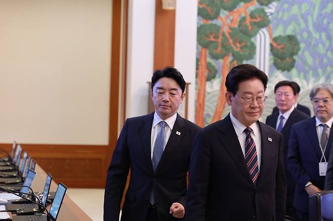 이재명 대통령이 지난달 21일 청와대에서 열린 수석보좌관회의에서 참석하고 있다. 왼쪽은 이날 오전 사의를 표명한 강훈식 비서실장. 청와대사진기자단