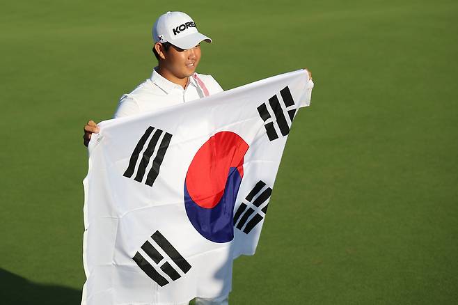 김주형이 3일 일본 아이치현 가스가이 컨트리클럽 동코스에서 열린 2026 아이치·나고야 아시안게임 남자 골프 4라운드에서 우승을 확정한 뒤 태극기를 들고 뻐하고 있다. 가스가이 | 연합뉴스