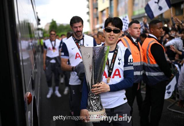 손흥민이 2024-25시즌 유럽축구연맹(UEFA) 유로파리그(UEL) 우승을 차지한 뒤 트로피를 들고 퍼레이드에 참석하고 있다./게티이미지코리아