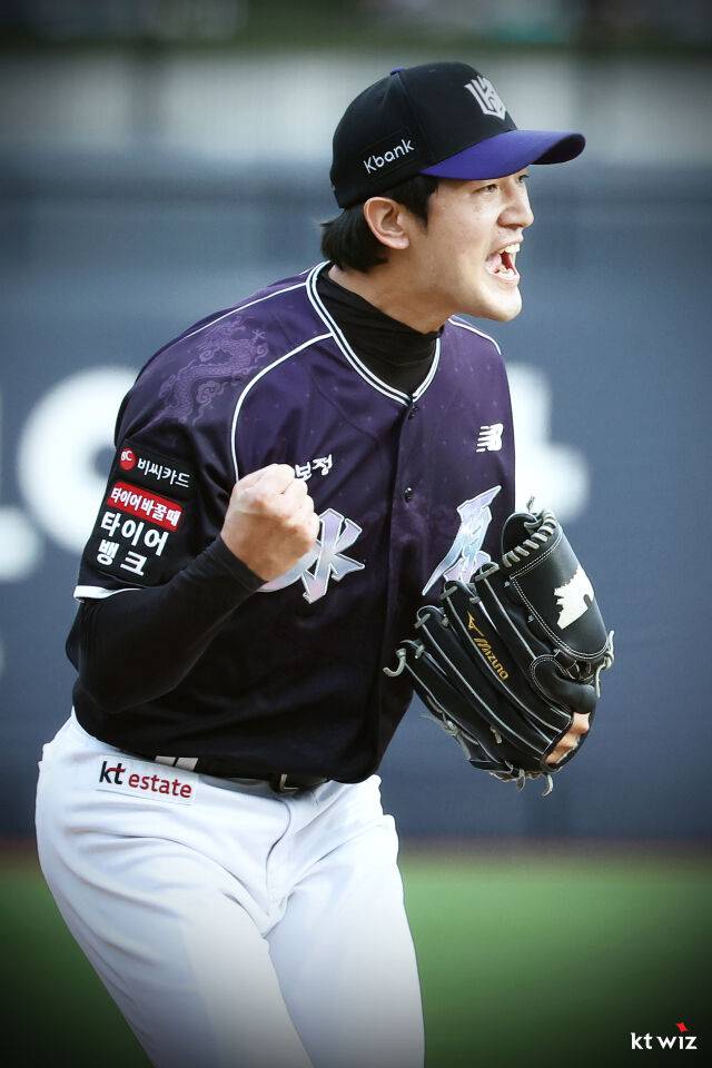 고영표가 10월 3일 수원 KT 위즈파크에서 열린 롯데 자이언츠전 포효하고 있다./KT 위즈 제공