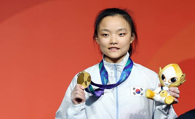 한국 스포츠클라이밍의 간판 서채현(23)이 3일 일본 아이치현 포트 메세 나고야 전시관에서 열린 2026 아이치·나고야 아시안게임 여자 리드 결승에서 금메달을 차지했다. 사진 연합뉴스