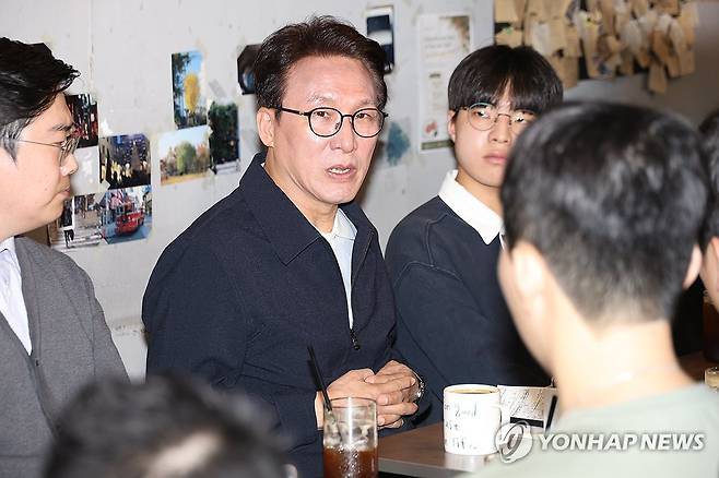 김민석 대표, 부산서 청년 정책 논의 (부산=연합뉴스) 박성제 기자 = 더불어민주당 김민석 대표가 3일 부산 부산진구 전포동의 한 카페에서 열린 청년 간담회에서 발언하고 있다.
김 대표는 지역 청년들의 애로사항을 청취하고 취업과 창업 등을 지원하기 위한 방안에 대해 의견을 나눴다. 이 자리에는 박홍배 부산시당위원장과 권기흥 부산시당 청년위원장 등도 참석했다. 2026.10.3 psj19@yna.co.kr