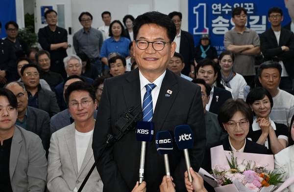더불어민주당 송영길 연수구갑 국회의원 재.보궐선거 후보가 3일 인천 연수구 선거사무소에서 당선이 확실시 당선 소감을 말하고 있다. /경인일보DB