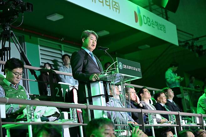◇2026-2027 KCC 프로농구 원주DB의 홈 개막전이 4일 원주DB프로미아레나에서 열린 가운데 정종표 DB손해보험 대표 겸 구단주가 개회사를 진행 중이다. 사진=KBL 제공.