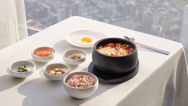 시그니엘 서울이 한국의 맛과 멋을 즐길 수 있는 객실 패키지 ‘큐레이팅 한식 바이 시그니엘 서울'을 선보인다./사진=롯데호텔앤리조트 제공