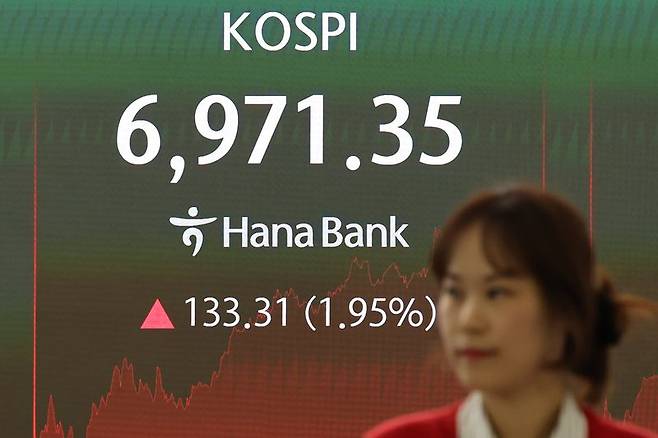 지난 1일 오후 서울 중구 하나은행 딜링룸에서 딜러들이 업무를 보고 있다. 코스피가 전 거래일보다 133.31포인트(1.95%) 오른 6971.35에 마감했다. 코스닥 지수는 전 거래일보다 38.38포인트(4.48%) 오른 838.41, 원·달러 환율은 전 거래일보다 5.6원 내린 1358.4원에 마감했다. 뉴시스