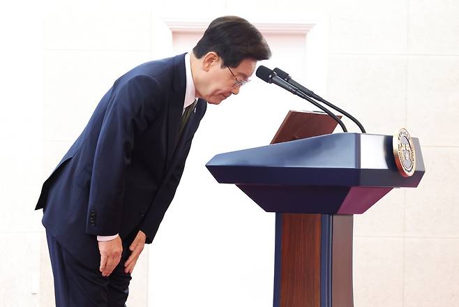 이재명 대통령이 1일 충남 계룡대에서 열린 제78주년 국군의 날 기념 오찬에서 축사 후 인사하고 있다. 연합뉴스