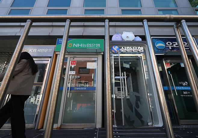 시중은행을 비롯해 금융권 전반이 동시다발적인 인공지능(AI) 해킹 공격으로 고객 정보 등이 유출되는 사고가 발생해 금융권 보안에 비상이 걸렸다. 사진은 4일 서울 시내에 설치된 여러 은행의 ATM기. 연합뉴스