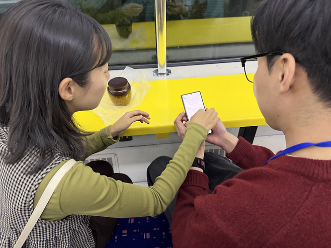 페스티벌플러스에 리뷰를 작성하는 참가자들 / 사진= 문서연 여행+ 기자