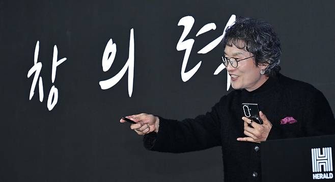 윤경식 한국건축 회장이 2일 오후 서울 중구 동대문디자인플라자에서 열린 헤럴드 디자인 라운지(HERALD DESIGN LOUNGE) 2026에서 ‘불길을 넘어 새로운 탄생’의 주제로 강연을 하고 있다. 이상섭 기자