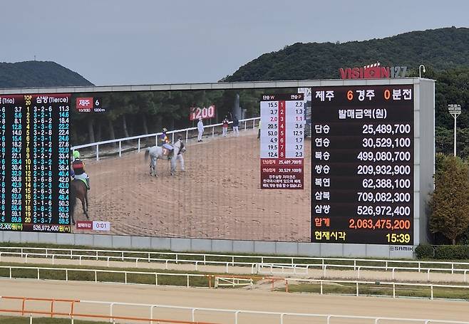 개천절을 포함해 사흘 연휴의 첫날이었던 지난 3일, 경기도 과천시 렛츠런파크 서울에서 제주의 경주를 생중계하고 있다. 단승 등을 포함해 마권 발매금액이 무려 20억원을 넘겼다. 김동환 기자