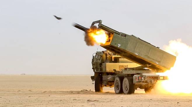 미국산 다연장로켓 하이마스(HIMARS)가 로켓을 발사하고 있다. 폴란드 현지 논평은 하이마스의 성능보다 소규모 운용에 따른 군수지원 부담을 매각 제안의 근거로 들었다.