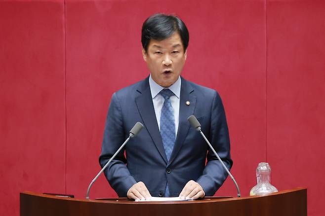 박균택 더불어민주당 의원이 지난 1일 국회 본회의에서 5분 발언을 통해 12·12 군사반란 및 5·18 내란 혐의로 무기징역을 받은 전두환 전 대통령에 대해 “내란이 아니다”라고 언급한 김태규 국민의힘 의원을 비판하고 있다. 연합뉴스