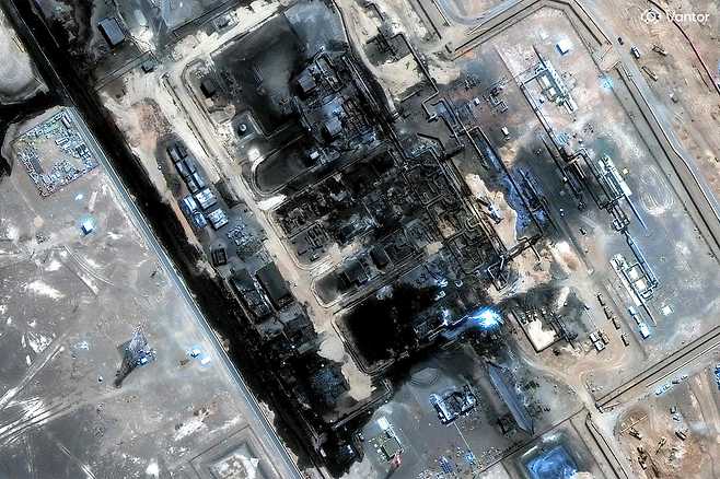 지난달 10일 피격된 사우디아라비아 동서 송유관 위성사진. (사진=AFP/연합뉴스)