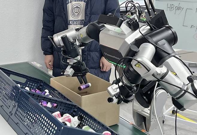 투모로로보틱스 휴머노이드 조작 시연 (사진=신영빈 기자)