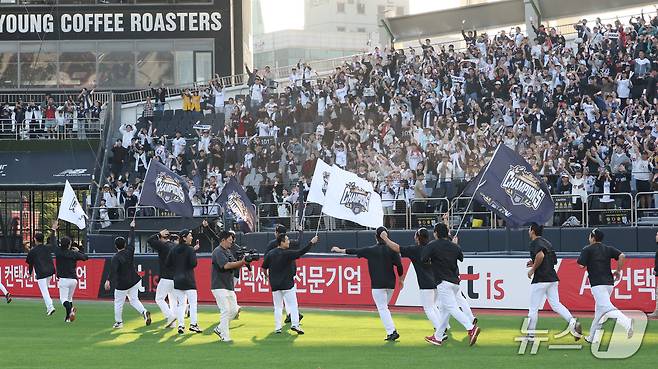 5일 오후 경기 수원시 장안구 KT위즈파크에서 열린 '2026 신한 SOL 뱅크 KBO리그' 롯데 자이언츠와 KT 위즈의 경기 종료 후 KT 선수들이 기쁨을 나누고 있다. 이날 두산 베어스와 삼성 라이이온즈의 경기에서 삼성이 패하고 KT가 9대0으로 승리하면서 팀 통산 2번째 정규시즌 우승을 확정지었다. 2026.10.5 ⓒ 뉴스1 김영운 기자