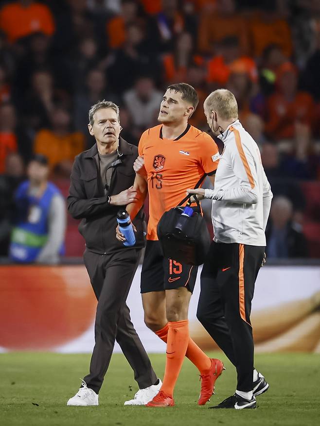 epa13281650 Micky van de Ven of the Netherlands leaves the field injured during the UEFA Nations League soccer match between the Netherlands and Serbia in Eindhoven, the Netherlands, 04 October 2026. EPA/KOEN VAN WEEL
<저작권자(c) 연합뉴스, 무단 전재-재배포, AI 학습 및 활용 금지>