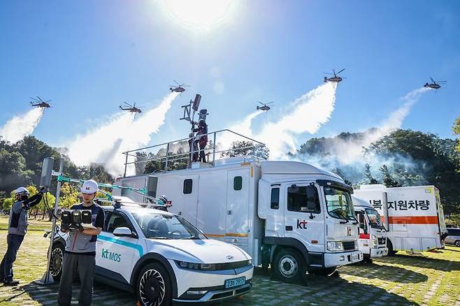 KT 그룹 직원들이 2일 칠곡군에서 열린 ‘2026 READY Korea 산불진화 통합훈련’에서 이동 기지국 차량을 운용하며 재난 상황에서의 통신 서비스 지원 체계를 종합적으로 점검하고 있다.ⓒKT