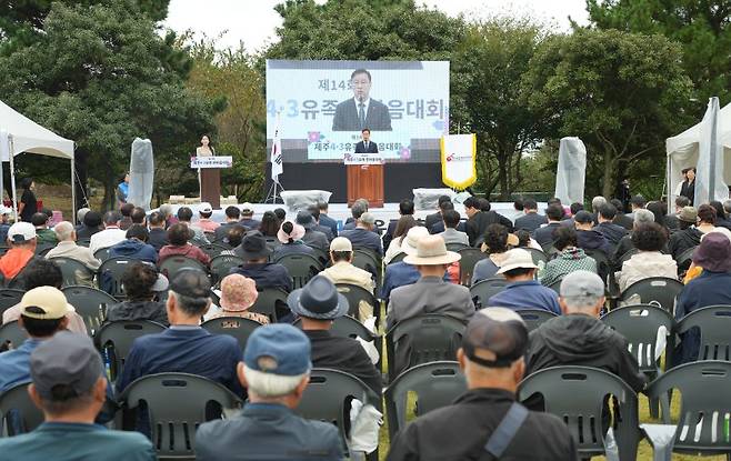 위성곤 제주도지사가 4일 제14회 제주4·3 유족 한마음대회에서 격려사를 하고 있다. 위 지사는 4·3 왜곡·폄훼에 대한 제도적 대응과 추가 진상규명, 희생자·유족 범위 확대, 2028년 4·3 80주년 준비를 추진하겠다고 밝혔다. 사진=제주특별자치도