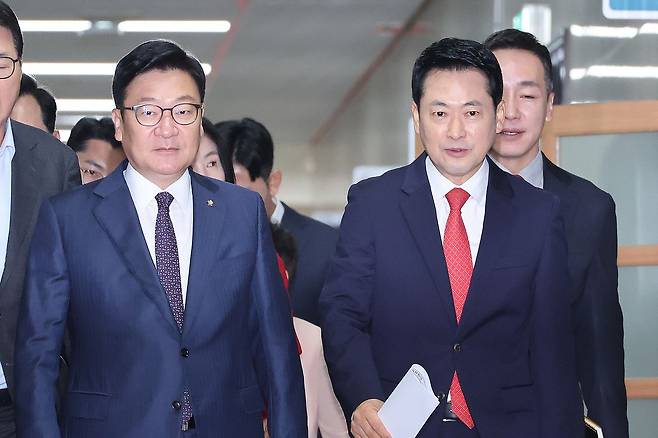 장동혁 국민의힘 대표와 정점식 원내대표가 3일 서울 여의도 국회에서 열린 최고위원회의에 참석하고 있다. 뉴스1