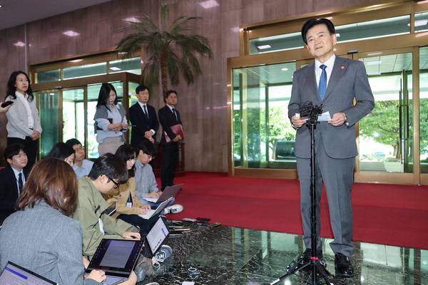 우리 군 전방 부대가 실탄을 장전하지 않은 빈총 경계를 해온 사실이 여러 군단에서 확인됐다. 사진은 정동영 통일부 장관이 2일 서울 종로구 정부서울청사로 출근하며 기자들의 질문에 답하는 모습. 연합뉴스