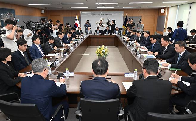 이억원 금융위원장이 4일 서울 종로구 정부서울청사에서 열린 ‘금융권 침해사고 관련 긴급 점검회의’에 참석해 모두발언을 하고 있다. 권현구 기자