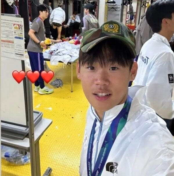 아시안게임 금메달 획득 직후 대회 기간 대표팀 내 있던 전역모를 쓰고 자신의 SNS에 올린 23세 이하 축구대표팀 박승수. 박승수 SNS 캡처