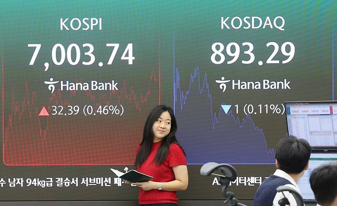 코스피가 상승하며 5거래일 만에 7000선에서 마감한 2일 서울 중구 하나은행 딜링룸에서 직원들이 업무를 보고 있다. 이날 코스피는 32.39p(0.46%) 오른 7003.74로 거래를 종료했다. 연합뉴스