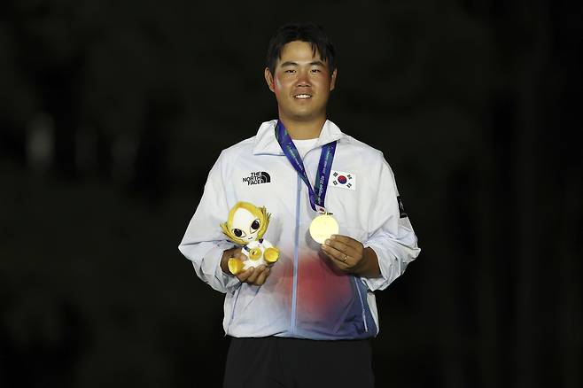 김주형이 지난 3일 아시안게임 남자골프 개인전에서 우승한 뒤 시상식에서 금메달을 손으로 들어보이고 있다. KGA·게티이미지코리아