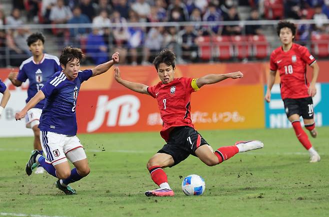 ▲ 중국 축구 전문 계정 'HotpotFootball'은 4일 "왕위둥이 개인 SNS에 엄지성(사진 등번호 7)과 함께 찍은 투샷을 공개했다"면서 "왕위둥은 닷새 전 인터뷰에서도 엄지성에 대한 존경심을 드러낸 적이 있다"고 전했다. ⓒ연합뉴스