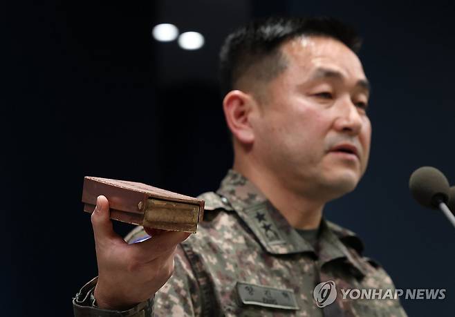 이전 수거 수지 반보병지뢰 들어보이는 양진혁 합참 작전부장 (서울=연합뉴스) 이지은 기자 = 양진혁 합동참모본부 작전부장이 5일 서울 용산구 국방부에서 열린 비무장지대(DMZ) 지뢰 폭발 관련 합동 현장조사 TF 최종 조사 결과 발표 브리핑에서 이전에 수거했던 수지 반보병지뢰를 들어보이고 있다. 2026.10.5 jieunlee@yna.co.kr