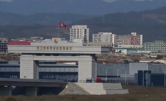 신압록강대교의 북측 대형 관문 (단둥=연합뉴스) 김현정 특파원 = 5일 오후 중국 랴오닝성 단둥과 북한 신의주를 잇는 신압록강대교의 북측 관문에 '조선민주주의인민공화국'이라고 적혀있다. 2026.10.05 hjkim07@yna.co.kr