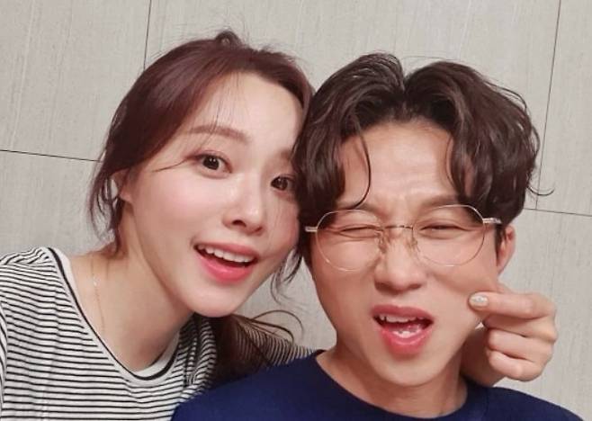 코미디언 박성광과 아내 이솔이가 가수 KCM(강창모)의 결혼식에 참석했다./사진=SNS 갈무리