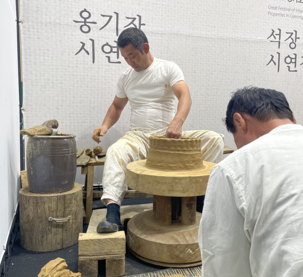 지난해 열린 '경기도 무형유산 대축제'에서 옹기장 시연 모습. <경기도 제공>