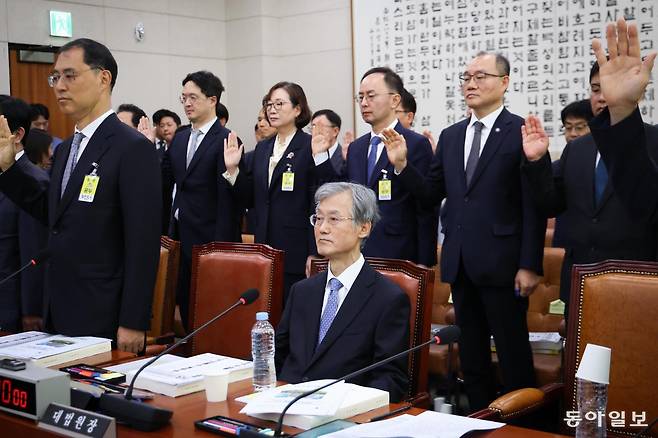 조희대 대법원장이 6일 서울 여의도 국회에서 열린 법제사법위원회의 국정감사에서 증인 선서를 거부하며 홀로 자리에 앉아있다. 박형기 기자 oneshot@donga.com