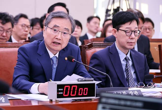 6일 국회에서 열린 외교통일위원회 국정감사에서 조현 외교부 장관이 의원들의 질의에 답변하고 있다. 연합뉴스