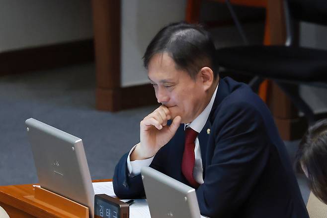 김태규 국민의힘 의원이 지난 1일 국회에서 열린 정기국회 제10차 본회의에 참석해 처리 법안을 살피고 있다. 연합뉴스