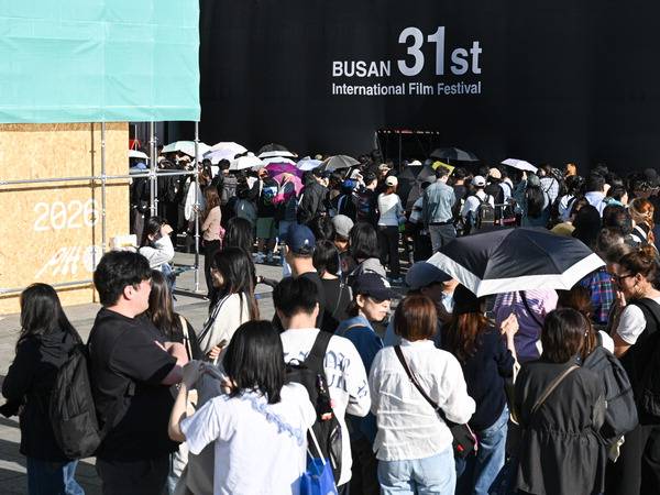 제31회 부산국제영화제(BIFF) 개막식이 열린 6일 부산 해운대구 영화의전당을 찾은 관객들이 레드카펫 행사를 가까이서 볼 수 있는 드롭존에 입장하기 위해 일찍부터 줄 서 있다. 전민철 기자 jmc@kookje.co.kr