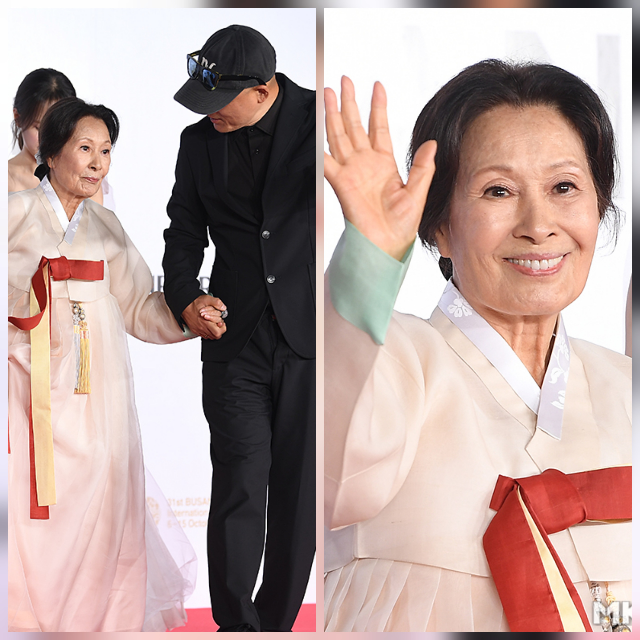 배우 김혜자가 누군가에게 “죽지 마세요”라는 말을 건넨 이틀 뒤, 85세의 나이에 꽃신을 신고 레드카펫을 걸어 들어왔다.사진=천정환 기자