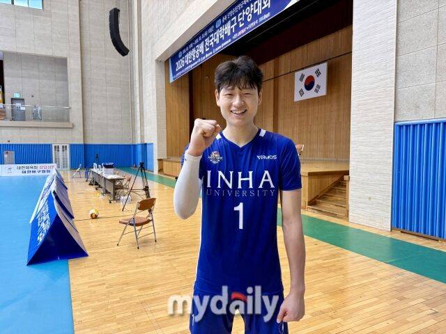 인하대 윤경이 8월 15일 단양 국민체육센터에서 열린 2026 대한항공배 전국대학배구 단양대회 조선대전이 끝난 뒤 사진 촬영에 임하고 있다./마이데일리