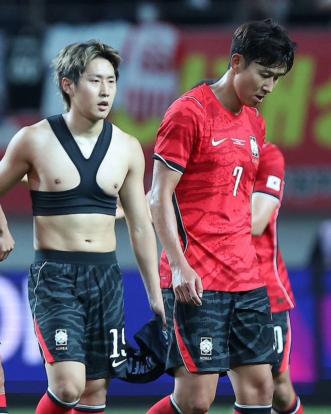 지난 9월 28일 서울 마포구 서울월드컵경기장에서 열린 축구 국가대표팀 평가전 대한민국과 우루과이의 경기에서 1-4로 패배한 대한민국 손흥민과 이강인이 아쉬워하고 있다. 뉴스1