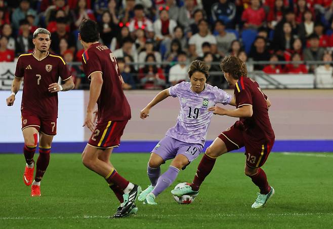 지난 2일 울산 문수축구경기장에서 열린 대한민국과 베네수엘라의 축구 국가대표팀 평가전. 한국 이강인이 베네수엘라 수비진 사이에서 드리블하고 있다. 연합뉴스