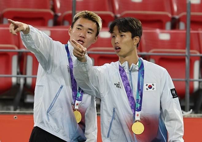 ▲ 3일 일본 아이치현 도요타 스타디움에서 열린 2026 아이치·나고야 아시안게임 남자 축구 시상식에서 태극기 국기 게양이 이뤄지지 않자 금메달을 획득한 엄지성이 게양대를 가리키고 있다. ⓒ연합뉴스