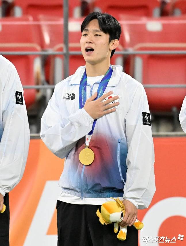 2026 아이치·나고야 하계아시안게임 남자축구 종목에서 우승을 차지한 일부 선수들의 발언으로 인해 체육계 병역 특례 논란이 커진 가운데 국방부가 예술·체육요원을 포함한 보충역 폐지를 추진할 계획을 갖고 있다고 밝혔다. 트로피와 메달이 아닌 군 면제(병역 혜택)만을 바라보고 대회에 임했다는 등의 망언이 눈덩이처럼 굴러 결국 보충역 제도 감축 및 폐지 추진이라는 결과로 이어진 셈이다. 사진 엑스포츠뉴스DB