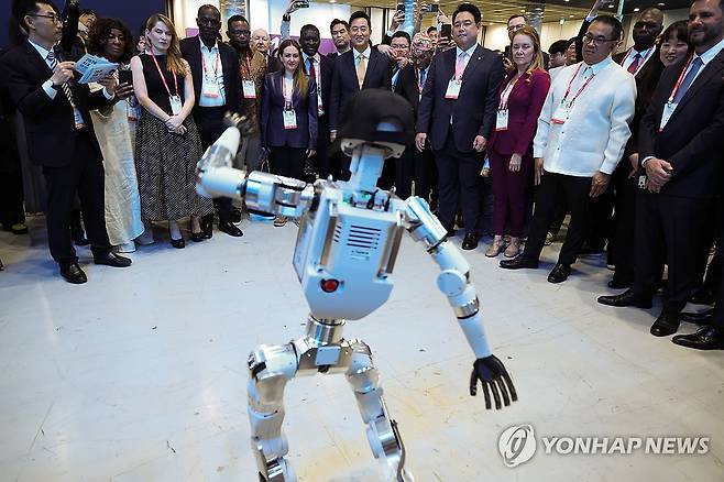 흥겨운 로봇춤 관람하는 오세훈 서울시장 (서울=연합뉴스) 류효림 기자 = 오세훈 서울시장이 6일 서울 강남구 삼성동 코엑스에서 열린 2026 스마트라이프위크에서 전시장을 둘러보고 있다. 2026.10.6 ryousanta@yna.co.kr