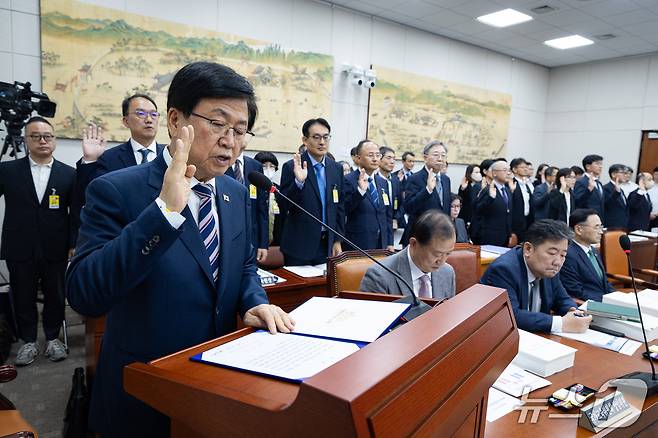 최교진 교육부 장관을 비롯한 기관 증인들이 7일 서울 여의도 국회에서 열린 교육위원회의 교육부 등에 대한 국정감사에 출석해 증인선서를 하고 있다. 2026.10.7 ⓒ 뉴스1 유승관 기자