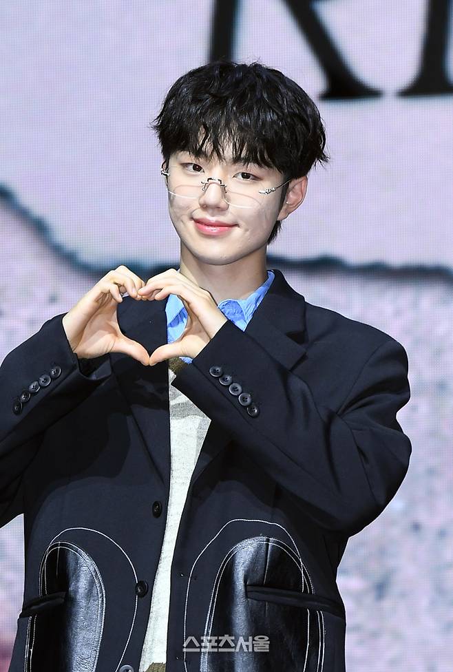 이븐(EVNNE)의 박지후가 17일 서울 광진구 예스24 라이브홀에서 진행된 세 번째 미니 앨범 ‘RIDE OR DIE’ 발매 기념 미디어 쇼케이스에서 취재진을 향해 포즈를 취하고 있다.사진 | 박진업 기자 upandup@sportsseoul.com