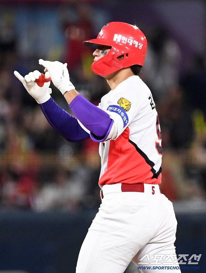 30일 광주 기아챔피언스필드에서 열린 KIA와 KT의 경기. KIA 김도영이 안타를 날린 뒤 기뻐하고 있다. 광주=박재만 기자 pjm@sportschosun.com/2026.09.30/