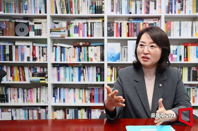 이주희 더불어민주당 의원이 아시아경제와 인터뷰를 하고 있다. 윤동주 기자